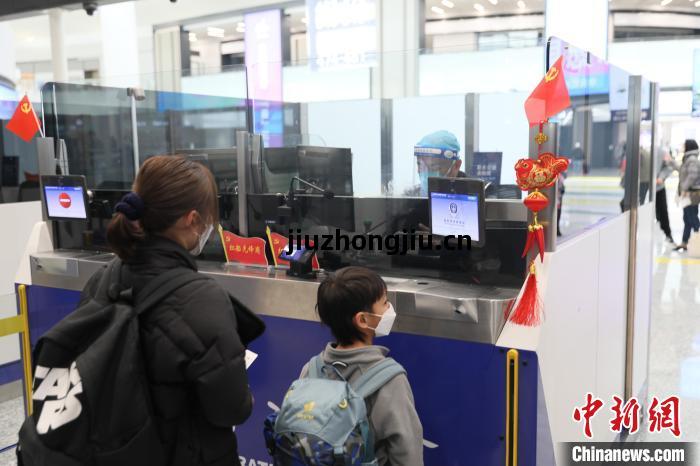 杭(hang)州出(chu)入境(jing)口(kou)岸(an)迎三(san)年(nian)來(lai)首(shou)個客流高(gao)峰，辦證(zheng)量激(ji)增24倍，服務全面優化(hua)