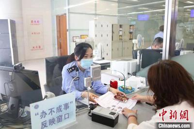 上海公安(an)出(chu)入(ru)境(jing)部(bu)門服(fu)務升(sheng)級，高(gao)效(xiao)受理證(zheng)件(jian)超(chao)200萬證(zheng)次