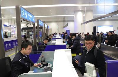 武漢出入(ru)境(jing)邊(bian)防(fang)檢(jian)查站(zhan)全力(li)備(bei)戰(zhan) 保(bao)障(zhang)元旦(dan)假(jia)期口岸(an)通(tong)關安全高(gao)效順(shun)暢